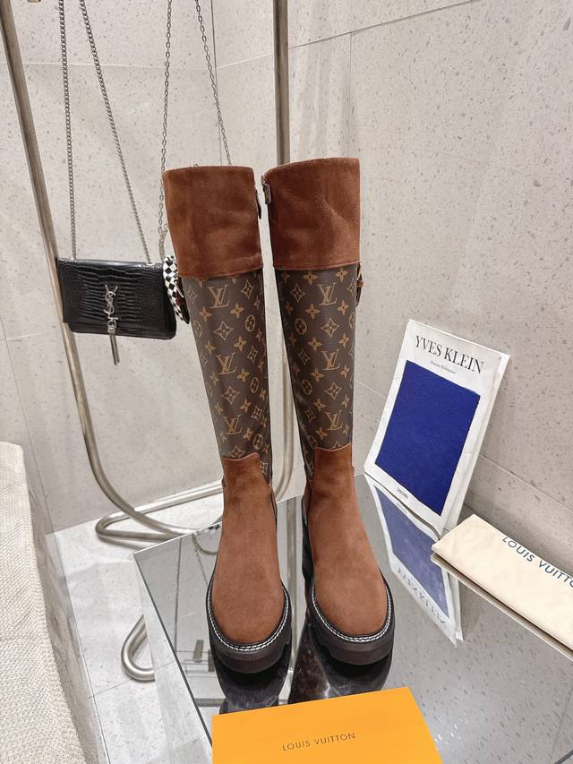 Loui& Vuitto& 秋冬新品短靴 驴家的靴子上脚都非常好看 鞋子黑色和老花的拼接恰到好处！侧面搭配Lv标志的金属扣精致特别 上脚非常显腿瘦 材料：进口牛