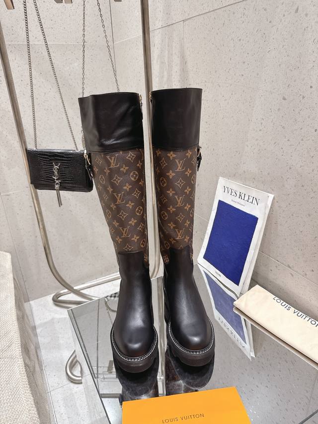 Loui& Vuitto& 秋冬新品短靴 驴家的靴子上脚都非常好看 鞋子黑色和老花的拼接恰到好处！侧面搭配Lv标志的金属扣精致特别 上脚非常显腿瘦 材料：进口牛