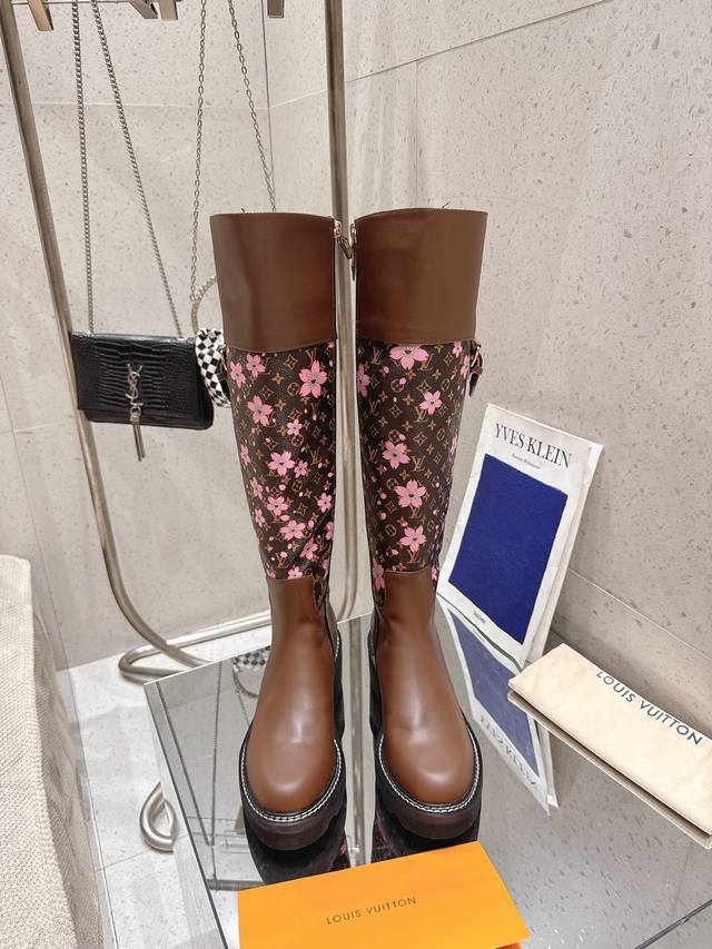 Loui& Vuitto& 秋冬新品短靴 驴家的靴子上脚都非常好看 鞋子黑色和老花的拼接恰到好处！侧面搭配Lv标志的金属扣精致特别 上脚非常显腿瘦 材料：进口牛