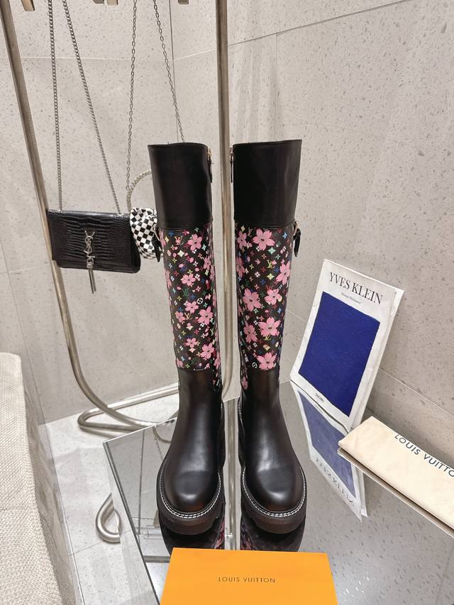 Loui& Vuitto& 秋冬新品短靴 驴家的靴子上脚都非常好看 鞋子黑色和老花的拼接恰到好处！侧面搭配Lv标志的金属扣精致特别 上脚非常显腿瘦 材料：进口牛