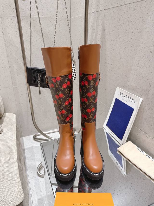 Loui& Vuitto& 秋冬新品短靴 驴家的靴子上脚都非常好看 鞋子黑色和老花的拼接恰到好处！侧面搭配Lv标志的金属扣精致特别 上脚非常显腿瘦 材料：进口牛