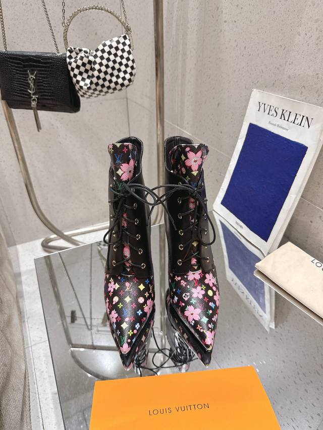 25Ss新款 顶级版本 Lv Capri 取材双料面料，为鞋面的 Lv 标识局部包覆皮革，呼应经典，超级百搭款，轻质鞋型结合皮革外底，兼具雅致外观和舒适体验。