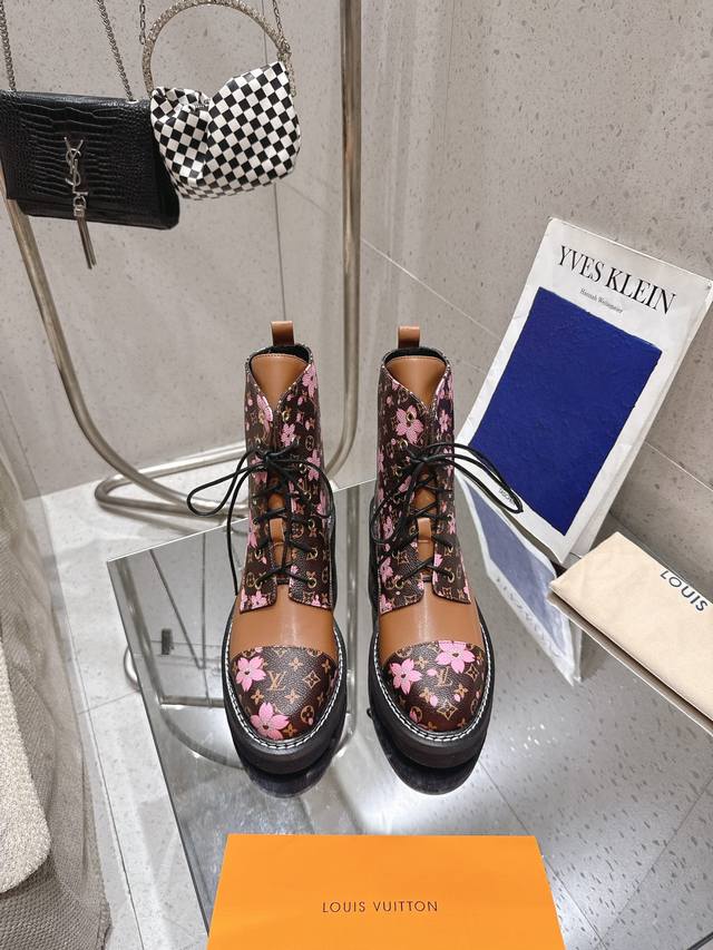 25Ss新款 顶级版本 Lv Capri 取材双料面料，为鞋面的 Lv 标识局部包覆皮革，呼应经典，超级百搭款，轻质鞋型结合皮革外底，兼具雅致外观和舒适体验。