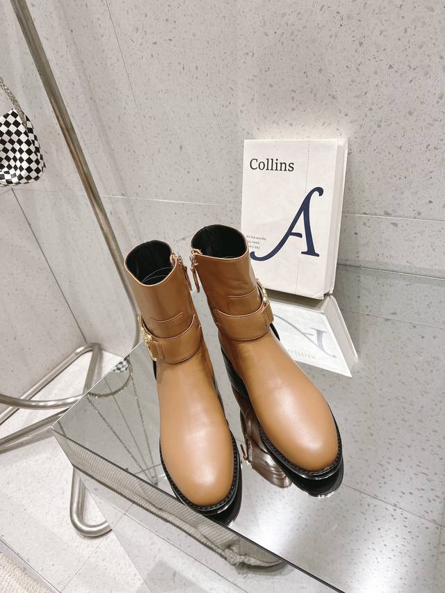 代购级！全配套包装 原版购入 一比一完美复刻，全新升级超正鞋楦版型 Westside 平底及踝靴取材细腻牛皮革，为大号金属弹簧扣标识，彰显率性骑士风范。 材料：