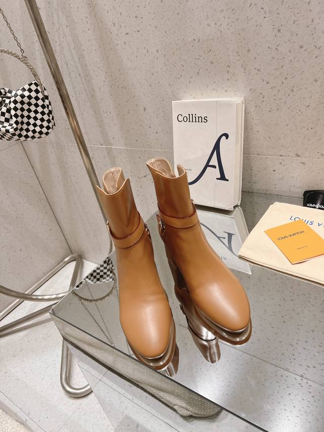 代购级！全配套包装 Parisienne 及踝靴取材柔软羊皮革，以皮革饰带彰显品牌制箱传承。铭纹饰钉和搭扣增添雅致细节，Lv 字母饰钉点缀平稳方跟。 材料：进口