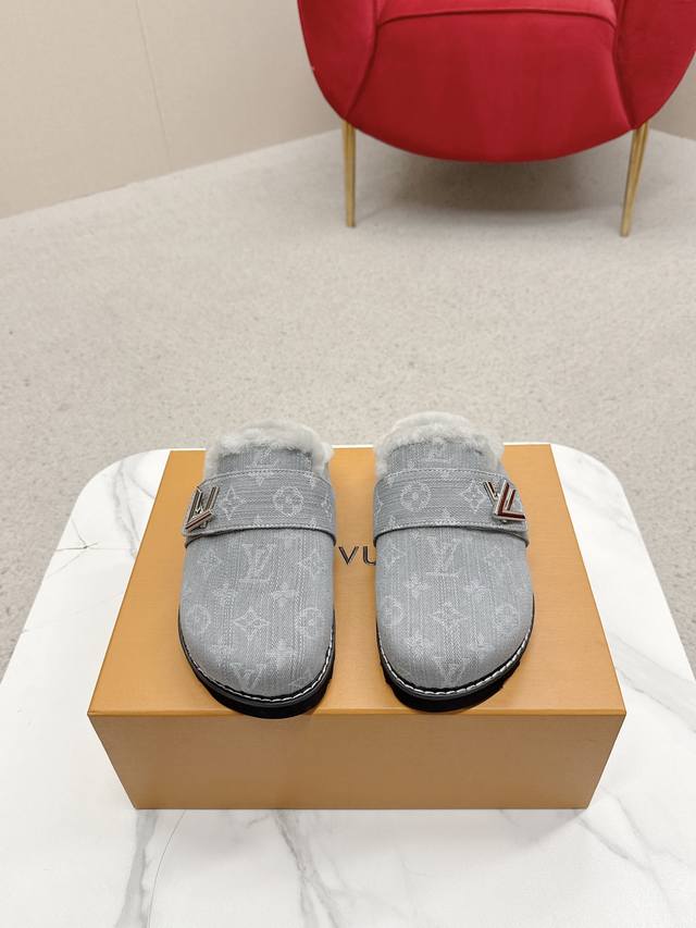 Lv 路易威登 25 秋冬新品 专柜主打最新款 老花面包穆勒羊毛拖鞋硬货上新 代购级别！高级感十足！国内外博主刷爆的一款，复古又时髦 上脚美炸了！官网主推款★