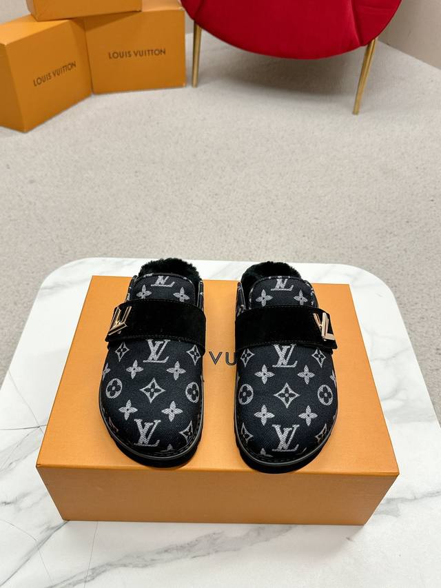 L’V Cosy Comfort平底毛拖采用绒面牛皮革包裹舒软羊毛皮革内衬，以韧性鞋垫和轻盈微型外底升级舒适体验。装饰彰显考究质感，恰似经典Twist手袋的锁扣