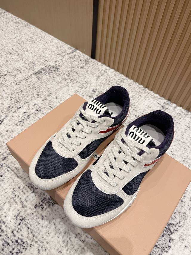 顶级版本： 情侣款 Miumiu 德训鞋 Ins穿搭时尚 Miu缪女孩特定专属 每个色系都有它独有的味道 简单随意不羁 复古颜值满分 又能体现单宁美感 必收的理