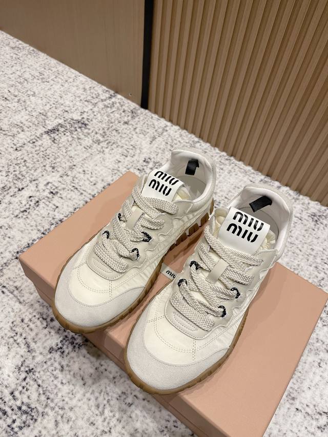 顶级版本： Miumiu 德训鞋 Ins穿搭时尚 Miu缪女孩特定专属 每个色系都有它独有的味道 简单随意不羁 复古颜值满分 又能体现单宁美感 必收的理由 就是