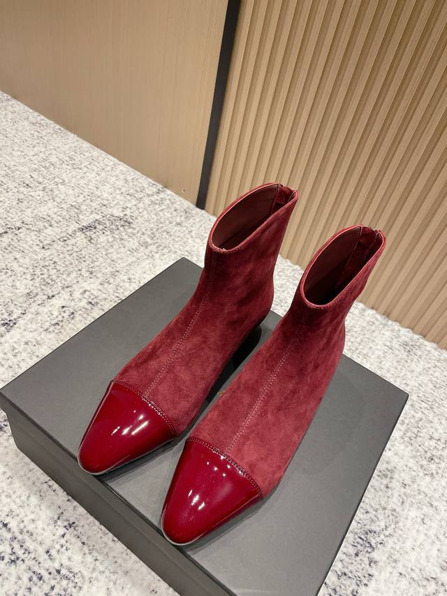 高品质出厂： 小众潮牌Alaia阿莱亚25秋冬新品麂皮后拉链坡跟尖头短靴踝靴！ 该款尖头踝靴，拉长腿部线条比例; 羊反绒制成，轻松打造摩登型格。腿长作弊神器 心