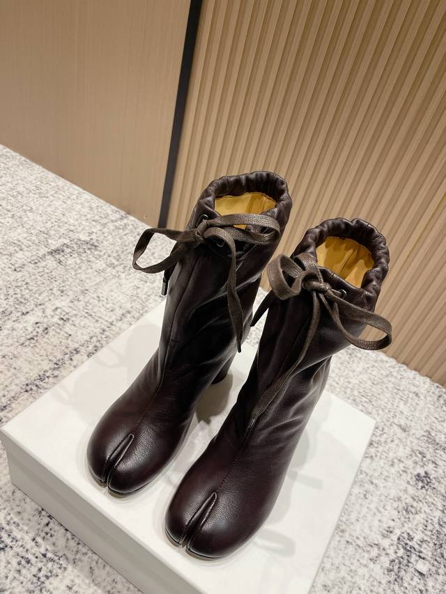 顶级版本： Maison Margiela马吉拉分趾绑带宽松高跟短靴气球靴 Mm6家Tabi分趾鞋靴 秋冬新品最高版本买手代购1:1完美复刻分趾Tabi靴原版开