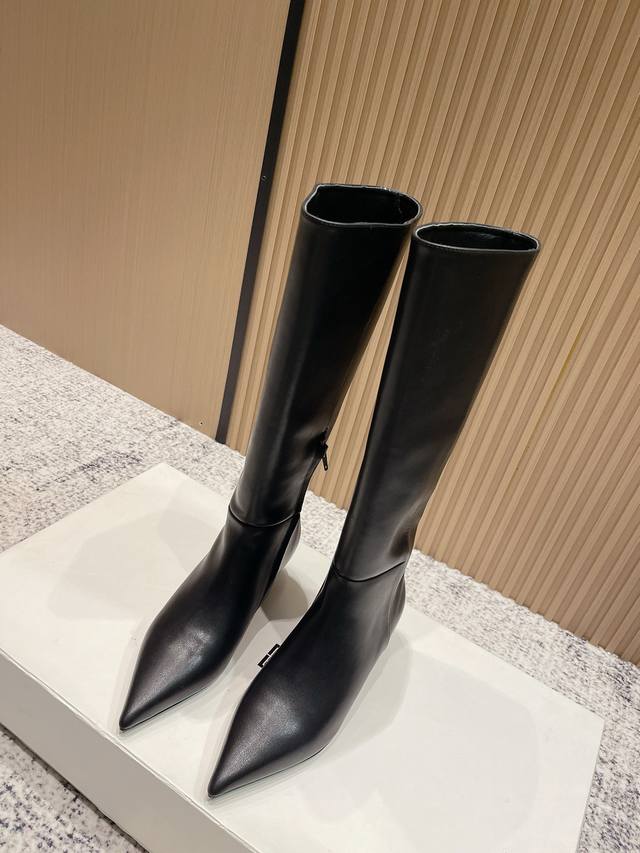 顶级版本： 高品质小众潮牌The Row25 秋季新款百搭设计款长靴 复古气质女王 整个鞋型简约大气，很干净利落又好搭配！日常穿搭、约会聚会等也能轻松驾驭！ 穿
