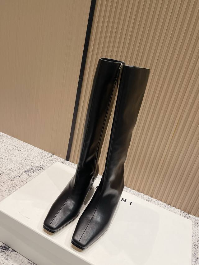 顶级版本： 25S秋冬新款Hidemi 极简风方头粗跟长靴侧拉链直筒骑士靴 以简约不失优雅的设计，诠释着经典法则，能搭配多种风格服饰,满足不同场合的穿着需求。经