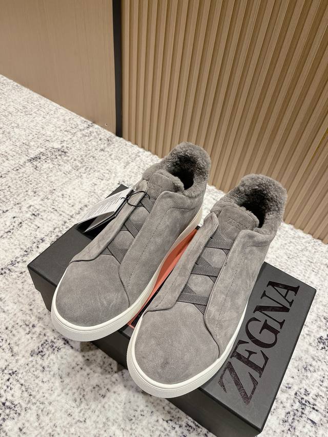 高品质：男款低帮 Zegna杰尼亚 2025Ss新款秋冬男士休闲鞋 Triple Stitch 是一款精致的休闲鞋履，饰有标志性三重交叉松紧细节，灵感源于三重手