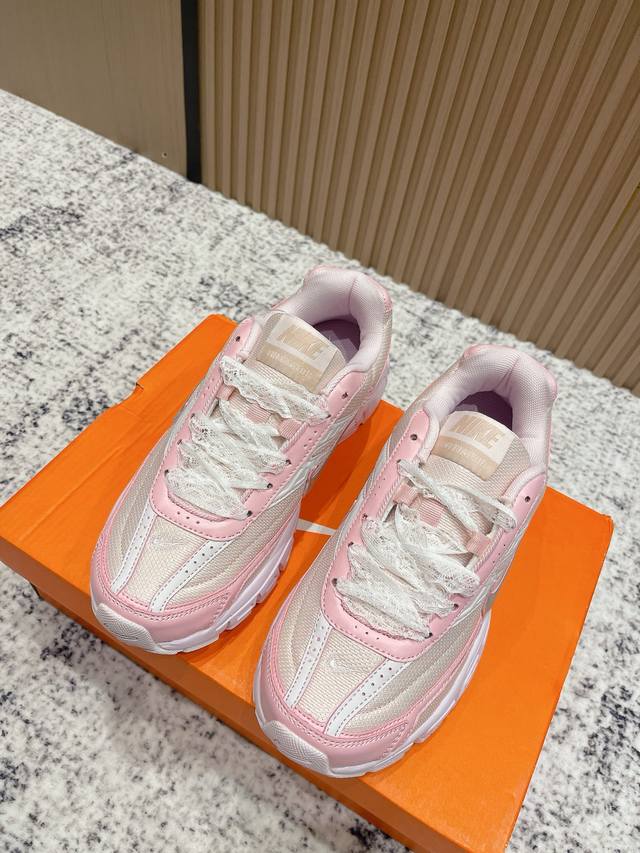 顶级版本： 耐克Nike Initiator 复古单品专为实现舒适畅跑而打造，Nike Lnitiator跑步鞋采用透气鞋面，巧搭轻量中底，提供轻盈减震防护效果