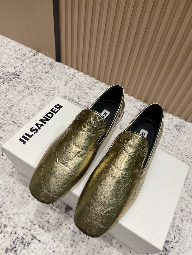 顶级版本： Jil Sander 吉尔桑达 25 秋季 最新 小方头乐福鞋一脚蹬套脚平底单鞋 典型的乐福鞋鞋型，属于一脚蹬，方便穿脱。鞋头为方头设计，这种鞋头风