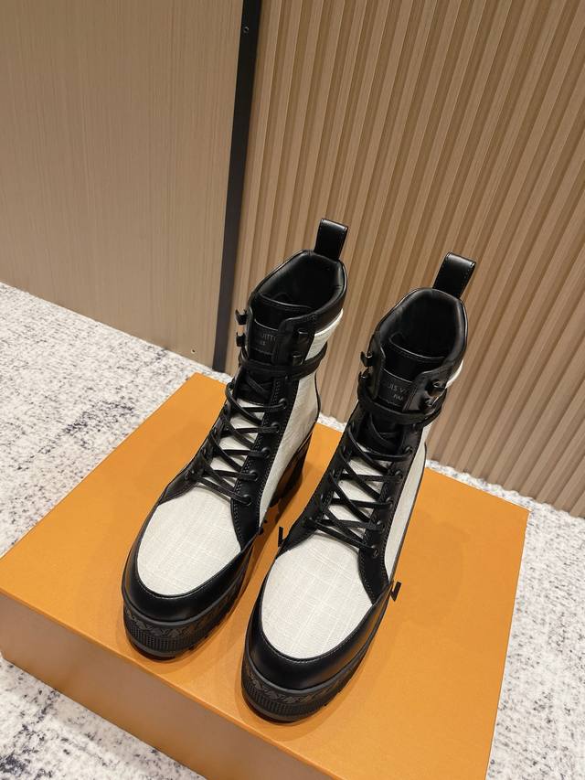 顶级版本： 高版本 Lv驴牌 经典高跟马丁靴 粗跟沙地靴系列 原版一比一复刻 可对比细节 楦形 材料 大底等 鞋面牛皮 老花皮拼接 羊皮里 整条鞋带都是真皮切条