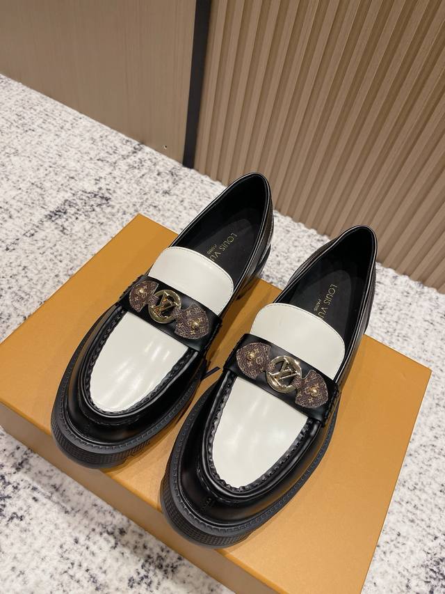 顶级版本： Louis Vuitton Ss25 F057 Lv驴牌新款厚底休闲鞋乐福鞋 本款 乐福鞋以头层小牛皮革裁出轻盈舒适鞋身。厚实 Eva外底点缀醒目凸