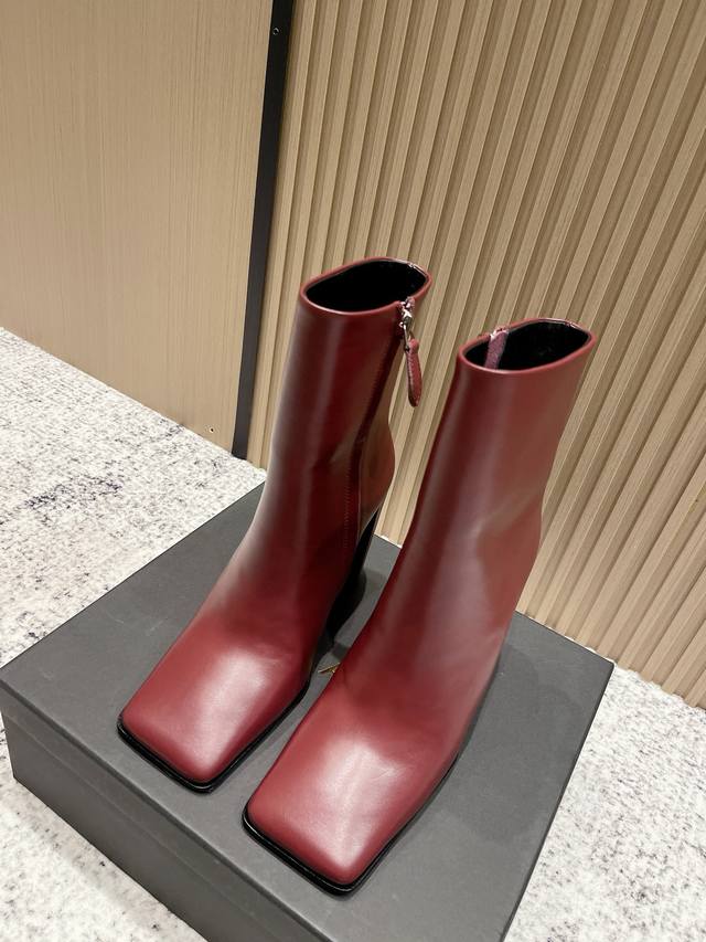 顶级版本： Alaia阿莱亚 极简风时髦精侧拉链粗跟方头短靴高跟及踝靴 时尚达人都在寻觅一双能兼顾舒适与风格的短靴 而这双无疑是这个季节的最佳答案！ 搭配简约的