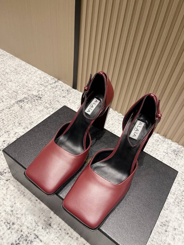 顶级品质： Alaia 阿莱亚25Ss 秋冬简易时髦精粗跟方头单鞋凉鞋！ 时尚达人都在寻觅一双能兼顾舒适与风格的单鞋 而这双无疑是这个季节的最佳答案！ 搭配简约