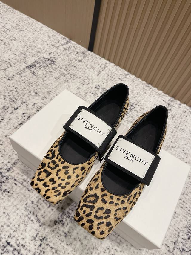 顶级品质： 2025Fw早秋新款Givenchy 纪梵希 章若楠同款Sliced Square芭蕾舞平底鞋大爆款平底漆皮松紧带玛丽珍单鞋绝美芭蕾舞鞋 裁切方头，