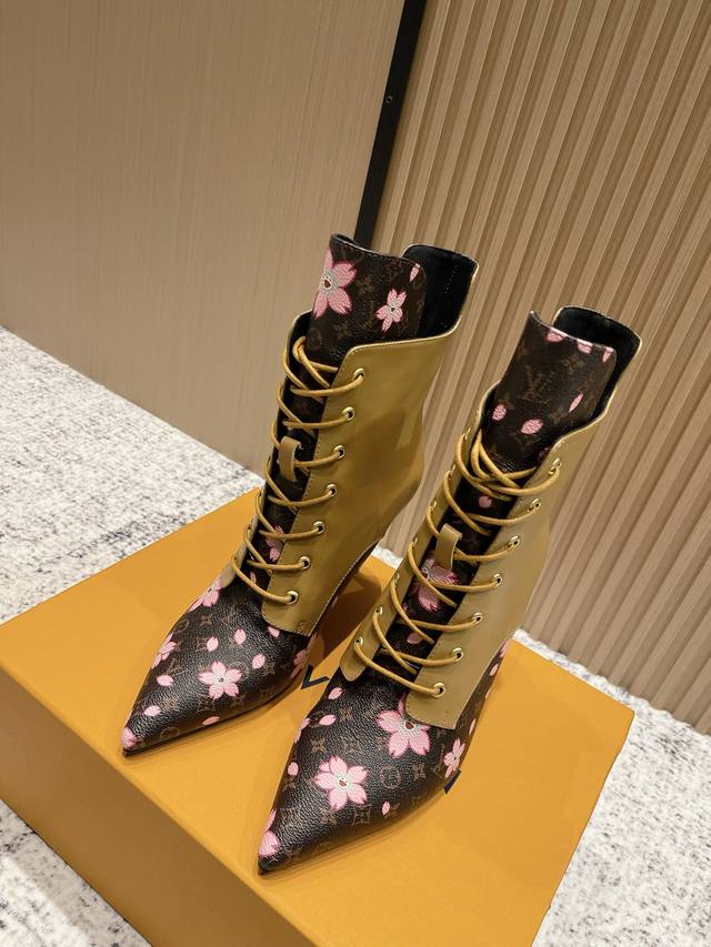 代购级： Lv驴牌 25Ss 新款秋冬高跟马丁靴短靴 楦型百搭瘦脚Yyds.造型立体饱满，气质满满 上脚舒适 非常复古风、气场十足，加原版老花设计风格非常经典