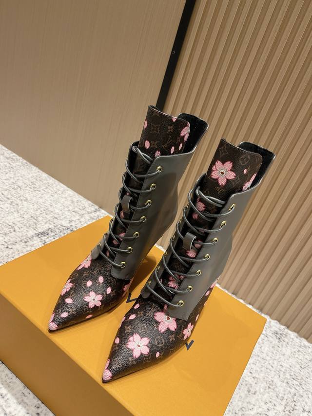 代购级： Lv驴牌 25Ss 新款秋冬高跟马丁靴短靴 楦型百搭瘦脚Yyds.造型立体饱满，气质满满 上脚舒适 非常复古风、气场十足，加原版老花设计风格非常经典