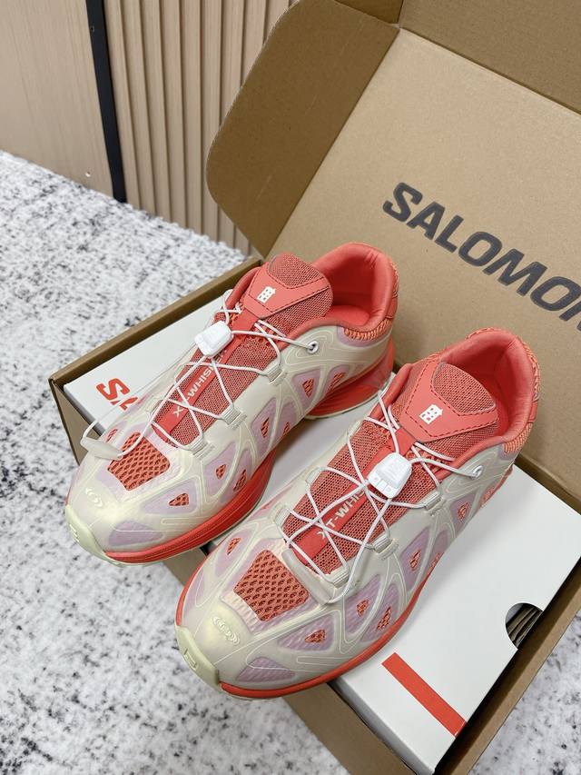 顶级版本： Salomon萨洛蒙25春夏全新系列Xt-Whisper 非常轻便！宽松透气不压脚面，而且还是明星同款推荐～上脚增高显腿细！ 鞋面采用也是经典的鞋面