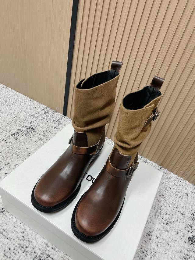 顶级版本： Ice Dust设计师品牌秋冬最新款复古皮靴 堆堆靴 超多明星时尚博主种草 当下最流行的型体隔板设计 结合美拉德色系皮料 打造中性休闲风格 酷感十足