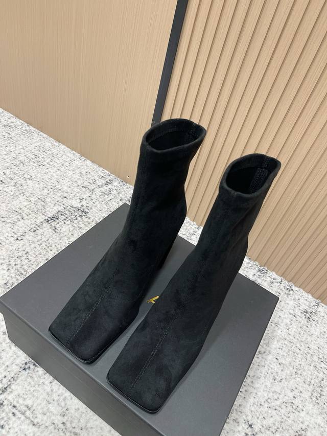 顶级版本： Alaia阿莱亚 极简风时髦精方头短靴高跟 一脚蹬弹力靴 紧肤小腿 9Cm 跟高 靴子 Alaia 来自巴黎 一见倾心 绒面 黑色弹力材质 阿莱娅还