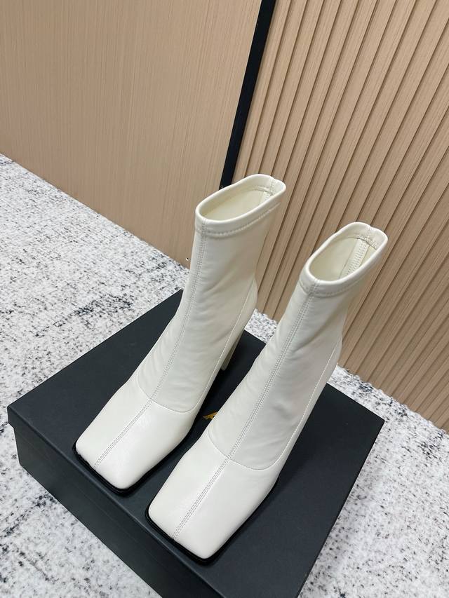 顶级版本： Alaia阿莱亚 极简风时髦精方头短靴高跟 一脚蹬弹力靴 紧肤小腿 9Cm 跟高 靴子 Alaia 来自巴黎 一见倾心 绒面 黑色弹力材质 阿莱娅还