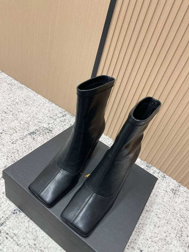 顶级版本： Alaia阿莱亚 极简风时髦精方头短靴高跟 一脚蹬弹力靴 紧肤小腿 9Cm 跟高 靴子 Alaia 来自巴黎 一见倾心 绒面 黑色弹力材质 阿莱娅还