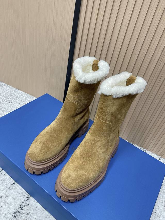 顶级版本： Sw最新款5050短靴 秋冬必备单品 更秀气简单的楦型Sw#独家发售！ 超级火～～Sw短靴 一路看着Sw火过来，好几年好几年了丝毫没有衰退趋势，因为