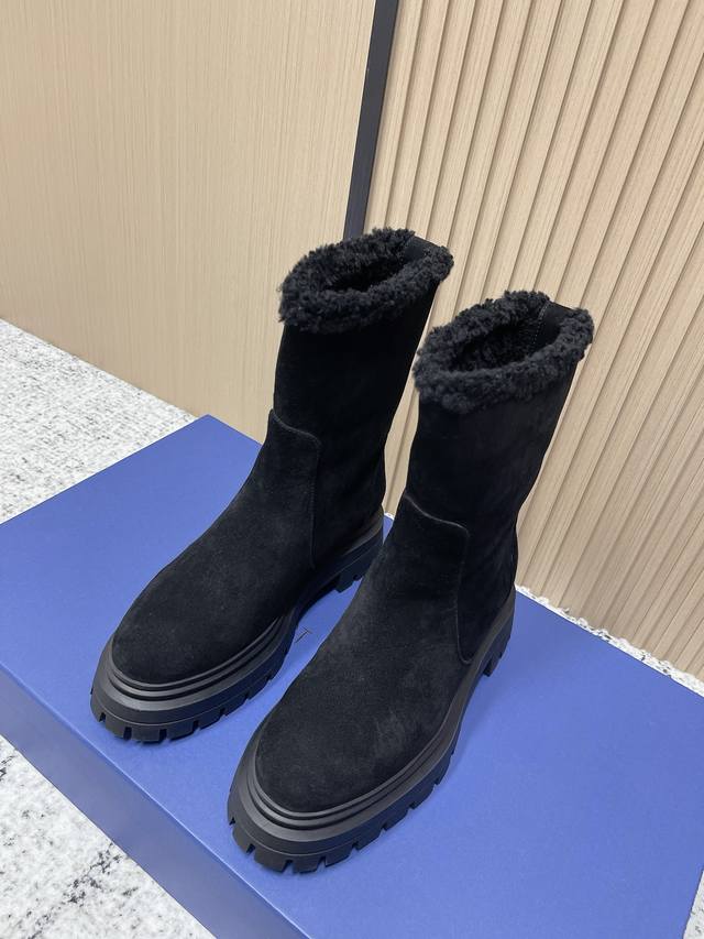 顶级版本： Sw最新款5050短靴 秋冬必备单品 更秀气简单的楦型Sw#独家发售！ 超级火～～Sw短靴 一路看着Sw火过来，好几年好几年了丝毫没有衰退趋势，因为