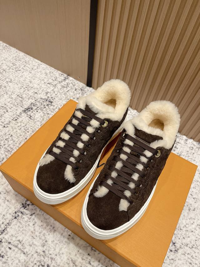 顶级品质： Lv Fw 25 New Arrival～ Lv 25秋冬Time Out运动鞋新品 鞋面融入刺绣工艺，内里皮毛一体材质 精致好看，** 保暖；太N