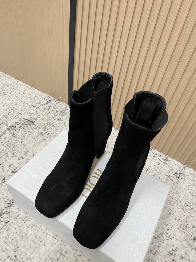 顶级版本： Dior 迪奥D-Art 25Ss秋冬新款带跟靴子系列金属字母跟及踝靴松紧粗跟短靴Cd弹力高靴骑士直筒靴 这款 D-Art 带跟及踝靴是二零二五秋冬