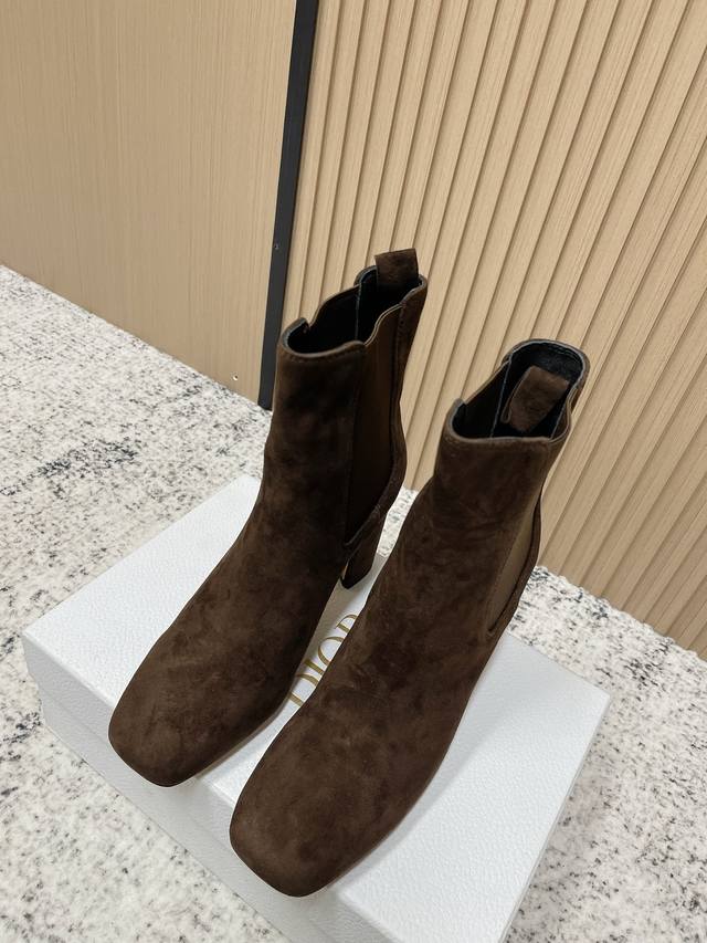 顶级版本： Dior 迪奥D-Art 25Ss秋冬新款带跟靴子系列金属字母跟及踝靴松紧粗跟短靴Cd弹力高靴骑士直筒靴 这款 D-Art 带跟及踝靴是二零二五秋冬