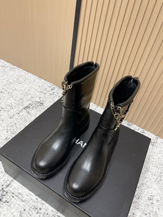 顶级版本： Chanel 香奈儿 2025秋冬新款朋克风格链条女短靴 小香字母Logo五金扣圆头低跟机车骑士靴 材质:鞋面进口小牛皮 进口羊猄皮+水染牛皮内里+