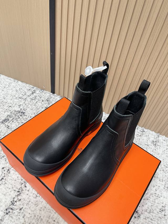 高版本出厂： Hermes 爱马仕F058 25Ss New H家2025Ss新款秋冬切尔西短靴 鞋型很好看，见到到极致的造型，上脚非常舒适，高级感十足！ 面料