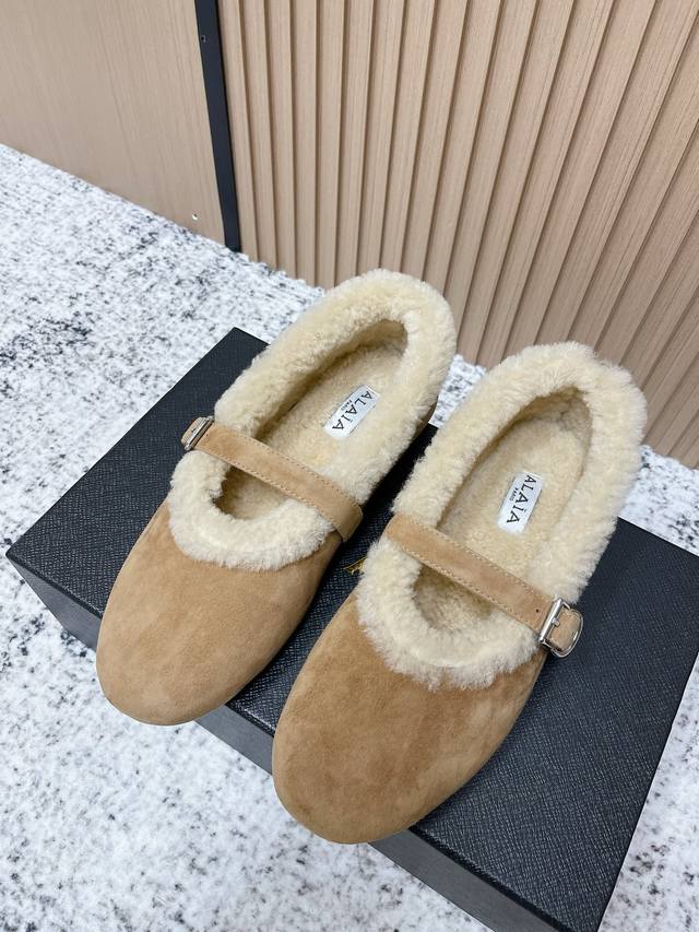 顶级品质： Alaia｜敲响秋冬的第一双美鞋 暖呼呼的别太可爱了吧 反绒羊皮鞋面，皮毛一体内里，脚感太舒服啦 换季新装备，新款芭蕾舞鞋 啊迫不及待要把它接回家啦