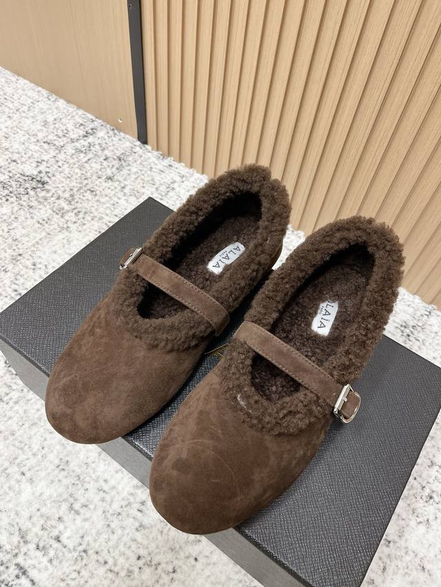 顶级品质： Alaia｜敲响秋冬的第一双美鞋 暖呼呼的别太可爱了吧 反绒羊皮鞋面，皮毛一体内里，脚感太舒服啦 换季新装备，新款芭蕾舞鞋 啊迫不及待要把它接回家啦