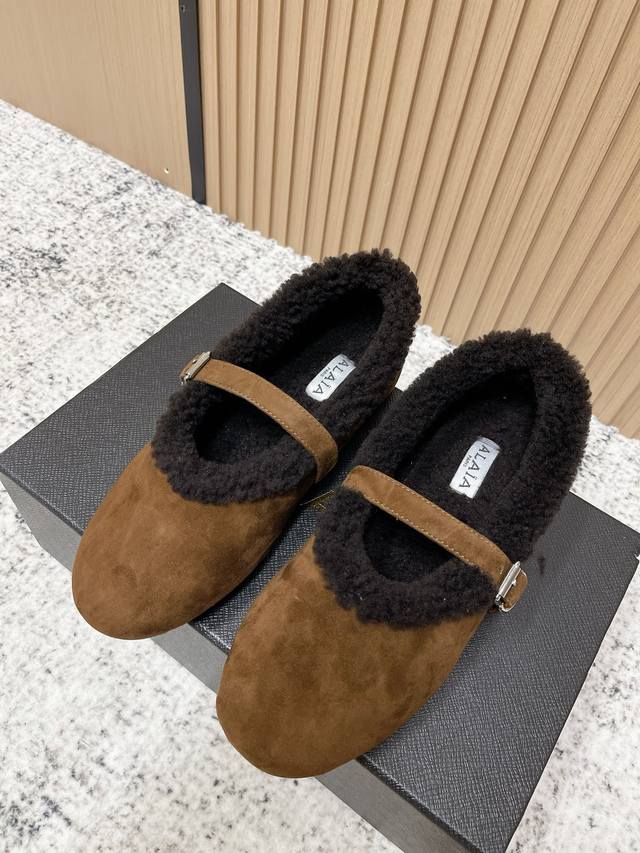 顶级品质： Alaia｜敲响秋冬的第一双美鞋 暖呼呼的别太可爱了吧 反绒羊皮鞋面，皮毛一体内里，脚感太舒服啦 换季新装备，新款芭蕾舞鞋 啊迫不及待要把它接回家啦