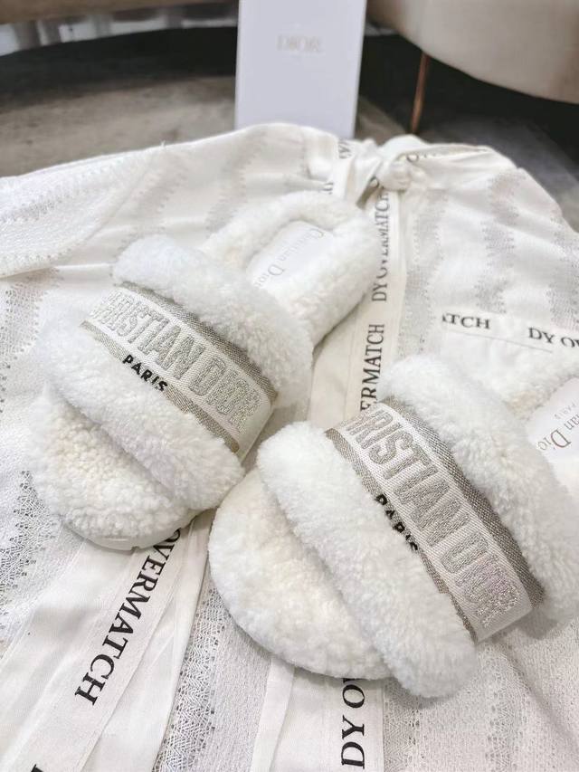 Dior毛拖全新升级版 迪奥秋冬刺绣羊毛拖鞋 软软糯糯的全真羊毛鞋面搭配刺绣，垫脚Logo采用头层打蜡牛皮，原版开模成型防滑大底，洋气百搭又舒服，俘获万千少女的