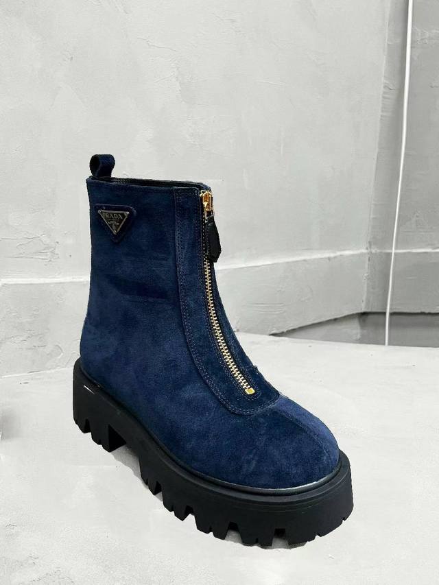 家经典三角标王炸女靴，冬天买不到的系列，绝对是今年的大爆款！！贼好看，P家靴子真的很哇塞！上脚大气显腿瘦气质这块刚好拿捏 鞋面：牛皮 高丝光牛猄 内里：羊皮 垫