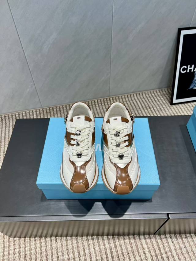 Sugarsu 25春夏休闲新款系列 拼色休闲运动鞋 简约的方头造型，复古中透着精致 鞋带的设计增添了几分灵动，而且它的百搭属性真的超强，无论是甜美风的连衣裙，