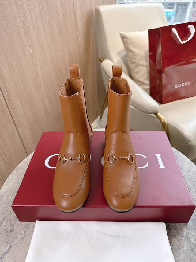 920-2 棕 35-42 Gucci Jordaan系列乐福鞋是贯穿四季的经典单品。这款踝靴焕新演绎经典廓形，选用光面皮革，搭配浅金色调马衔扣，彰显别致魅力。