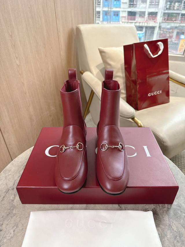920-2 酒红 35-42 Gucci Jordaan系列乐福鞋是贯穿四季的经典单品。这款踝靴焕新演绎经典廓形，选用光面皮革，搭配浅金色调马衔扣，彰显别致魅力
