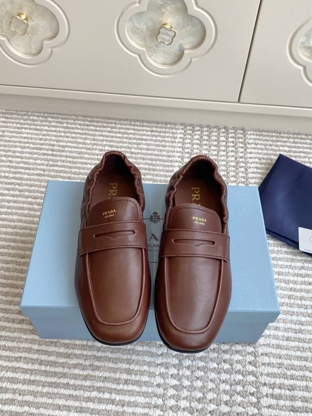 批女 男 Prada普拉达新品情侣方头乐福鞋 顶级品质 这款Nappa皮革乐福鞋彰显优雅复古气质，造就轻盈百搭造型。金色压花徽标细节点亮鞋履整体设计，适合搭配休