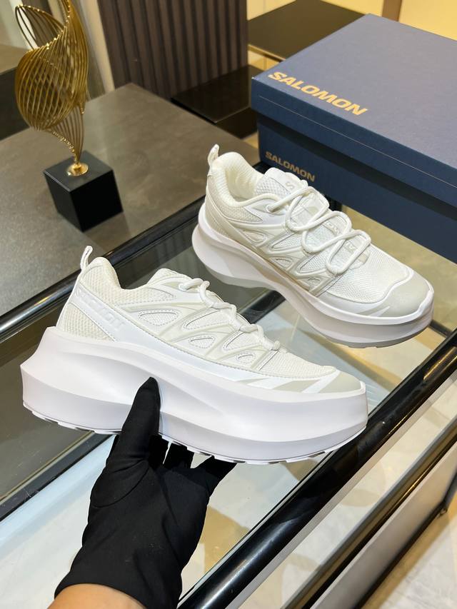 网面轻便松糕厚底休闲老爹鞋，鞋身多处线条勾勒细节立体感十足，为休闲造型增添时尚气质！ 码数：35-40 鞋面：进口超仟 内里：弹力网 垫脚：网布 大底：发泡大底