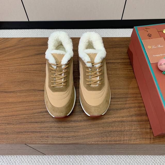 Loro Piana 情侣款休闲运动毛鞋。简约时尚，上脚非常舒适。 鞋面牛反绒拼布，羊毛里。定制橡胶底。 码数：女35-43 35、41、42、43定制不退换